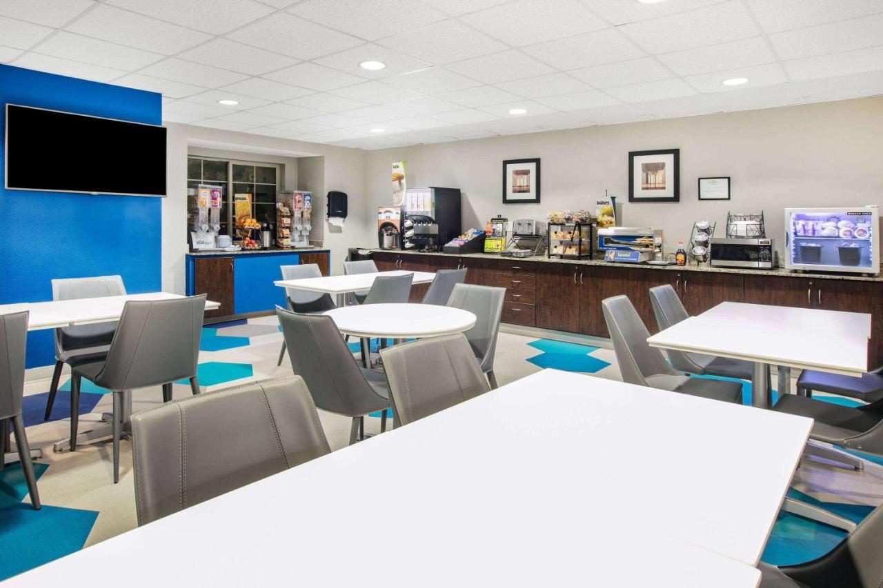 Microtel Inn & Suites By Wyndham Austin Airport מראה חיצוני תמונה