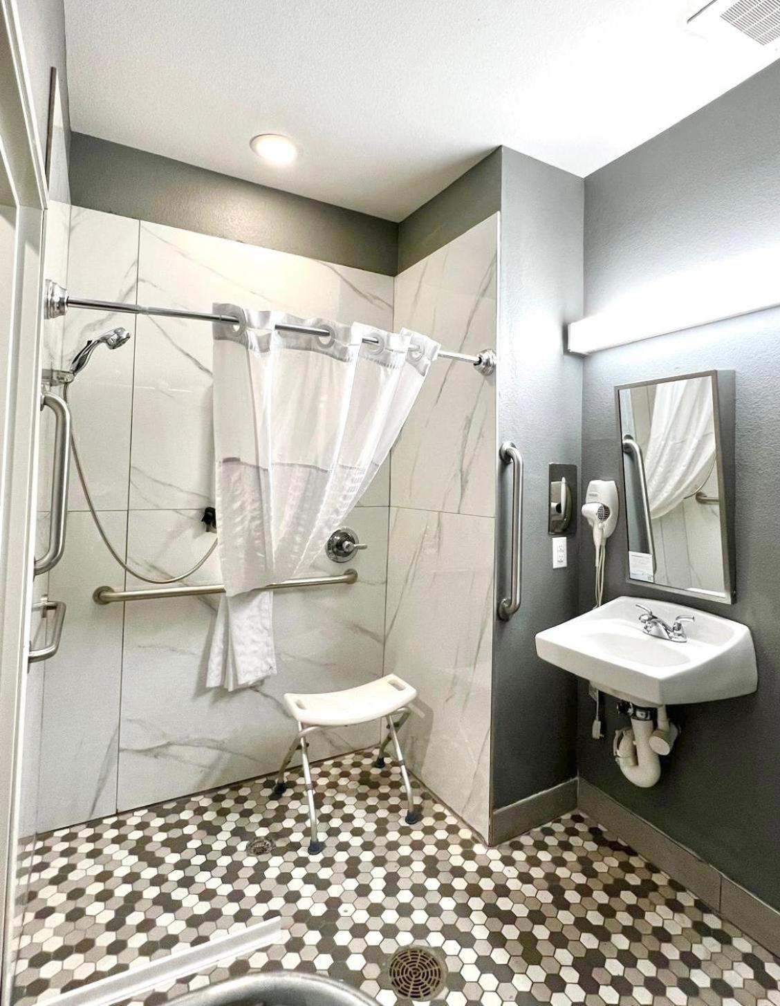 Microtel Inn & Suites By Wyndham Austin Airport מראה חיצוני תמונה