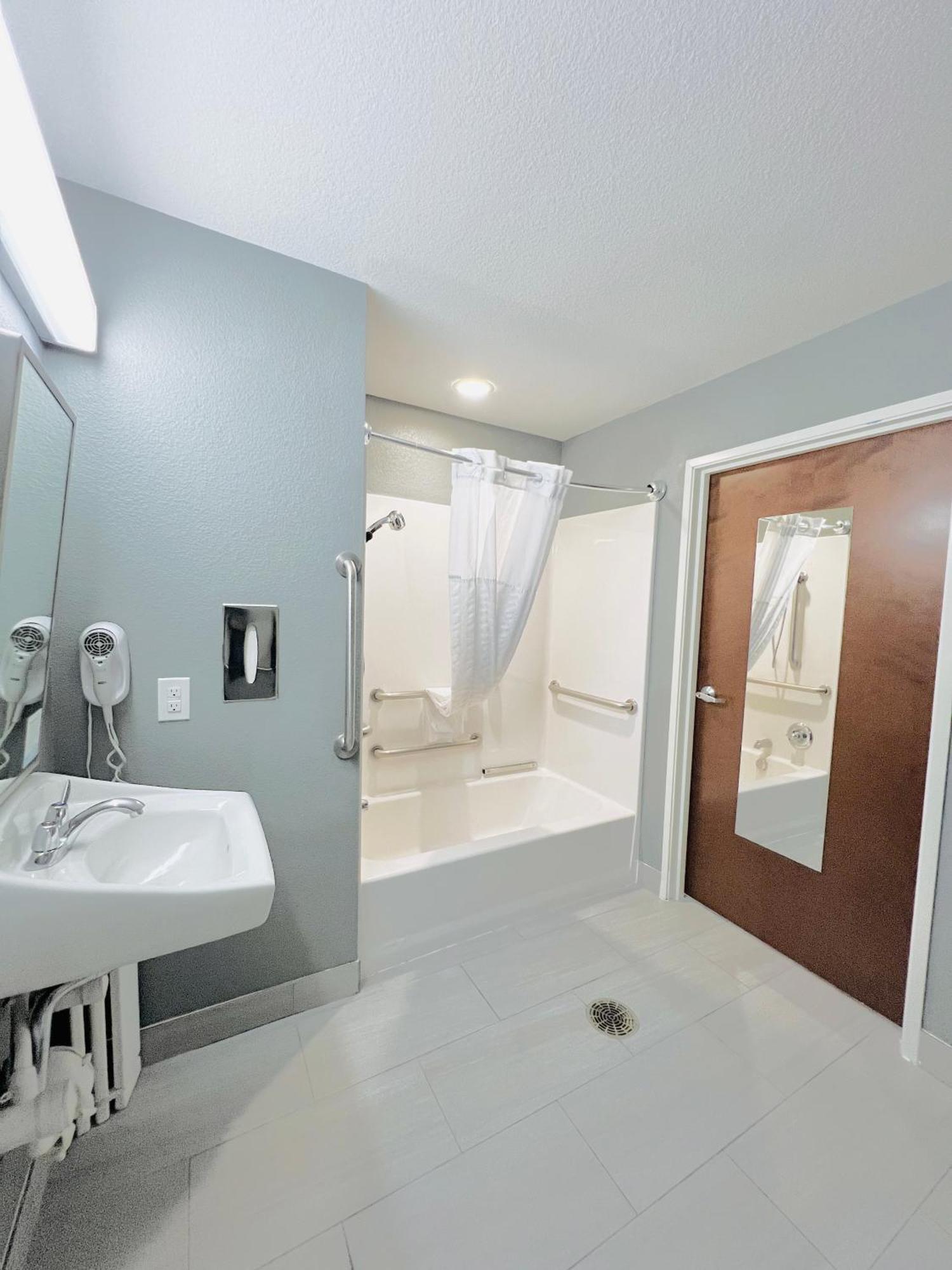Microtel Inn & Suites By Wyndham Austin Airport מראה חיצוני תמונה